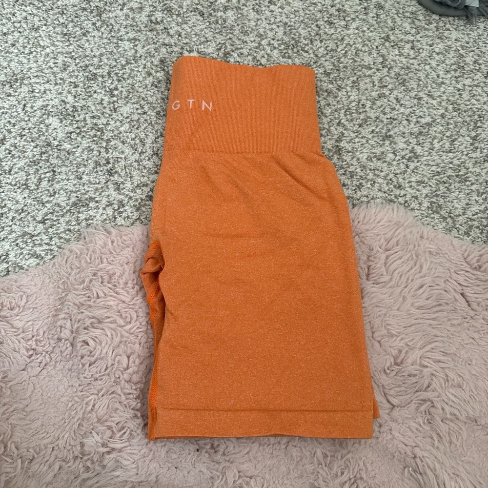 NVGTN Coral seamless gym shorts